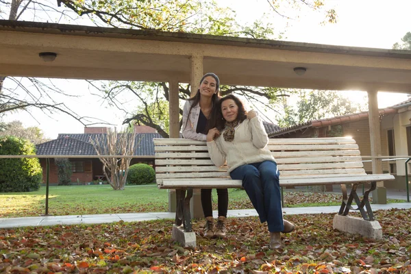 Mujer joven con su abuela —  Fotos de Stock