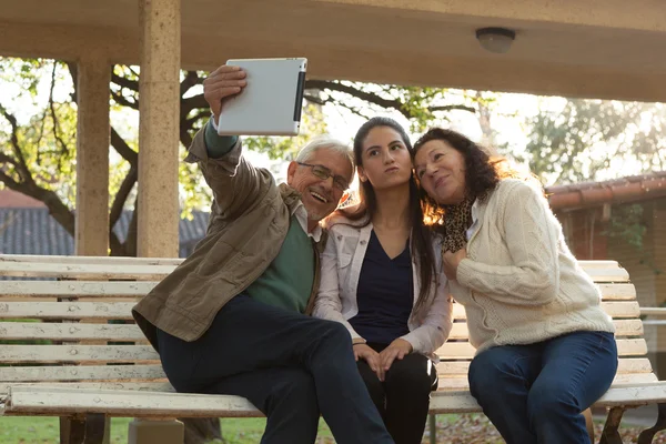 Ung kvinne med besteforeldre som tar selfie stockbilde
