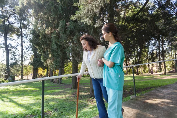 Olgun bir kadın yardımcı hemşire Telifsiz Stok Fotoğraflar