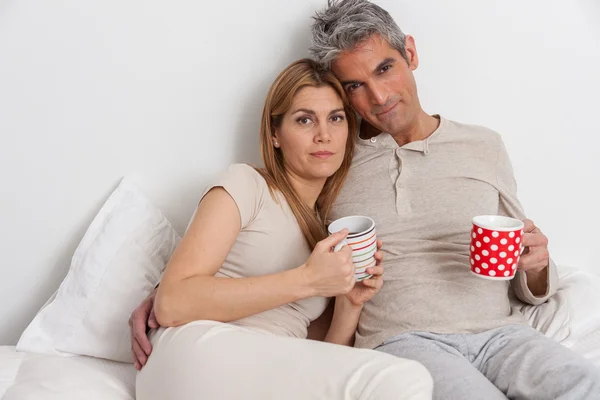 Paar drinken koffie in bed — Stockfoto