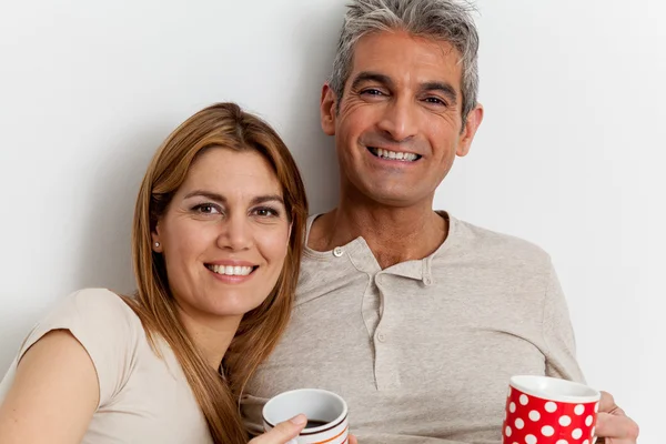 Casal beber café na cama — Fotografia de Stock