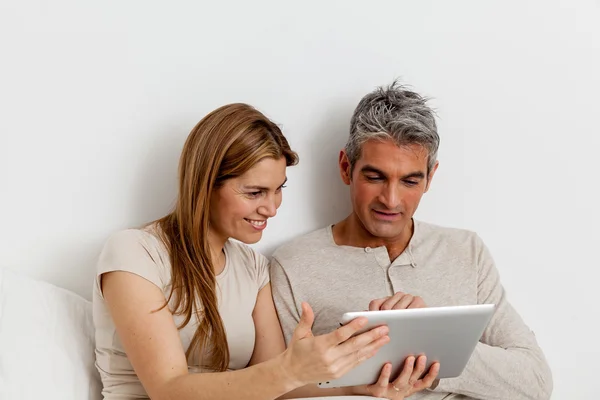 Çift yatakta iPad kullanma