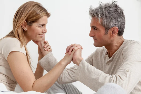 Casal se divertindo na cama — Fotografia de Stock