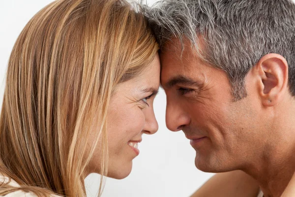 Olgun çift gülümsüyor