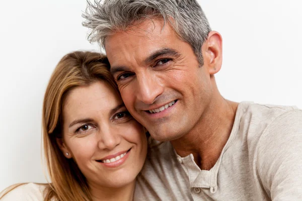 Olgun çift gülümsüyor