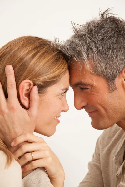 Olgun çift gülümsüyor