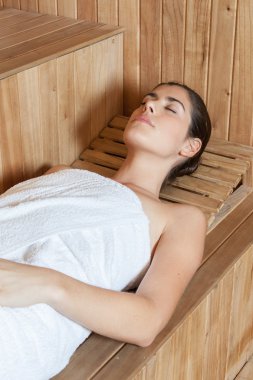 Sauna içinde yatan kadın