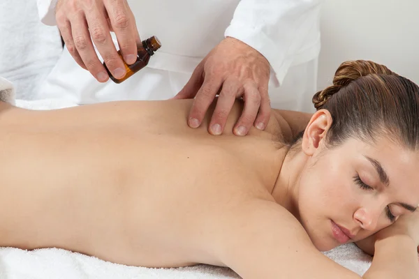 Vrouw krijgt een massage — Stockfoto