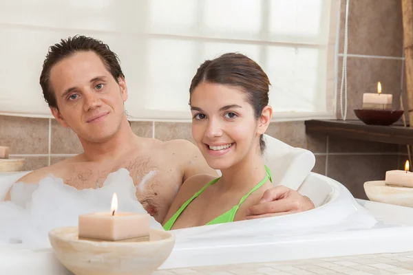 Couple dans la baignoire du spa — Photo