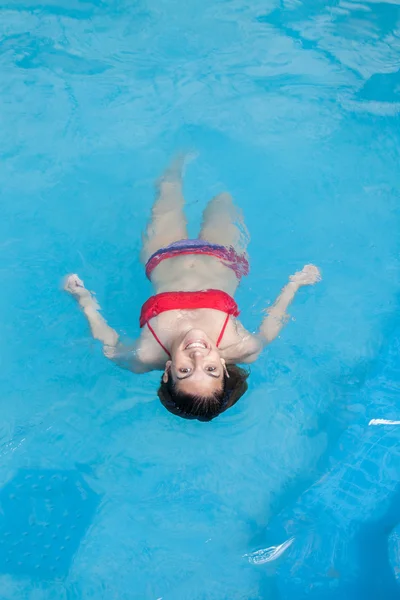 Vrouw drijvend in het zwembad — Stockfoto