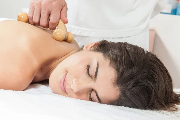 Mulher recebe uma massagem — Fotografia de Stock