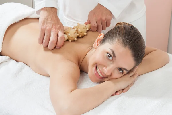 Vrouw krijgt een massage — Stockfoto