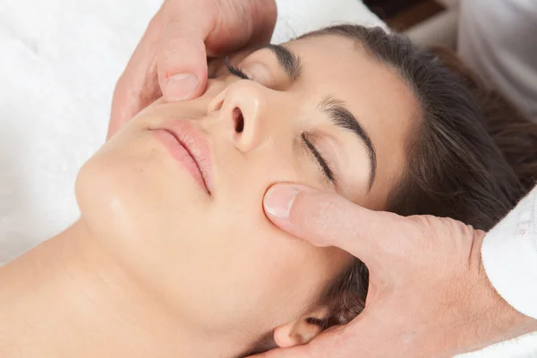 Woman gets a massage on her head — Stock Photo, Image