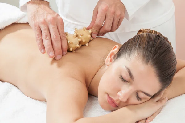 Vrouw krijgt een massage — Stockfoto