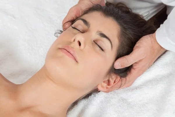 Vrouw krijgt een massage — Stockfoto