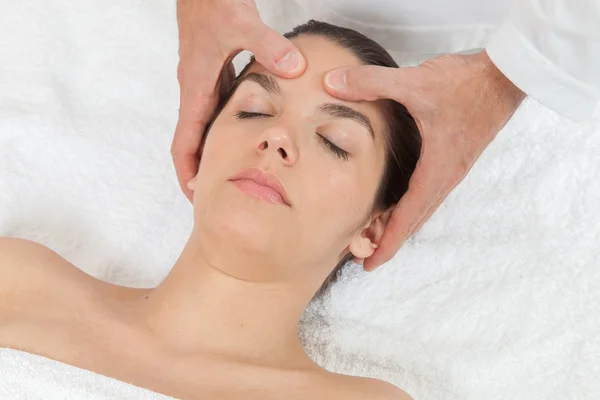 Vrouw krijgt een massage — Stockfoto