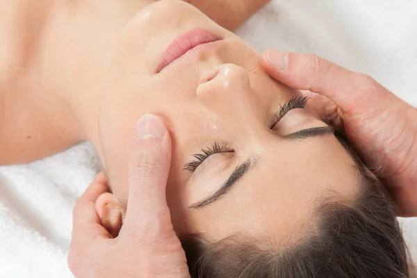 Vrouw krijgt een massage op haar gezicht — Stockfoto