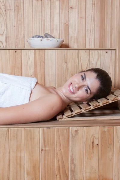 Mulher deitada dentro da sauna — Fotografia de Stock