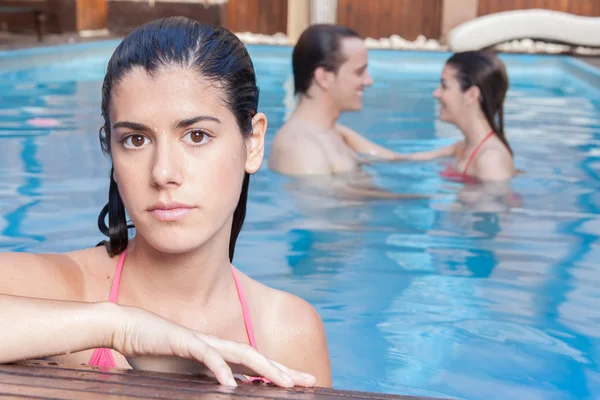 Vrouw in pool — Stockfoto