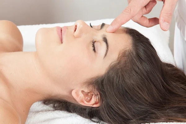 Vrouw krijgt een massage — Stockfoto