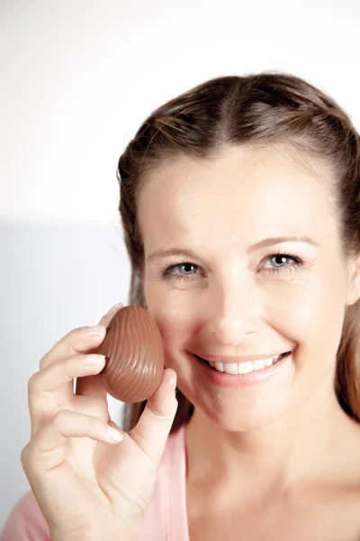 Mujer sosteniendo huevos de Pascua —  Fotos de Stock