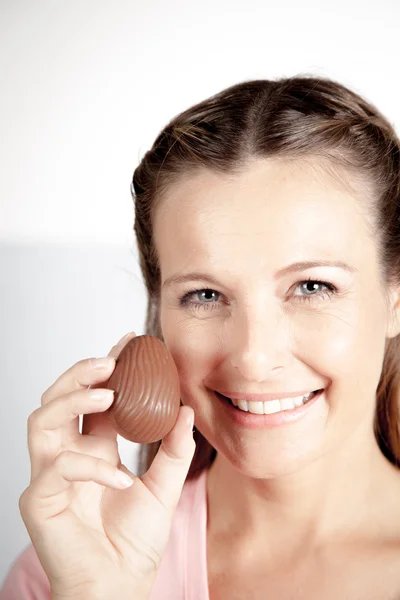 Mujer sosteniendo huevos de Pascua —  Fotos de Stock