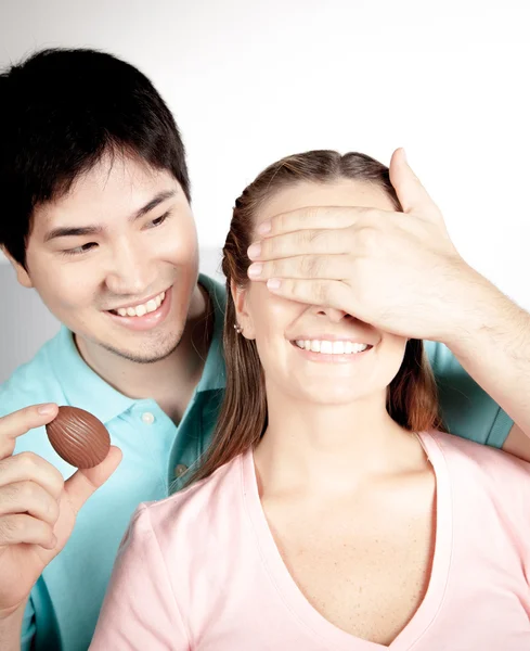 Hombre dando a su novia un huevo de Pascua —  Fotos de Stock