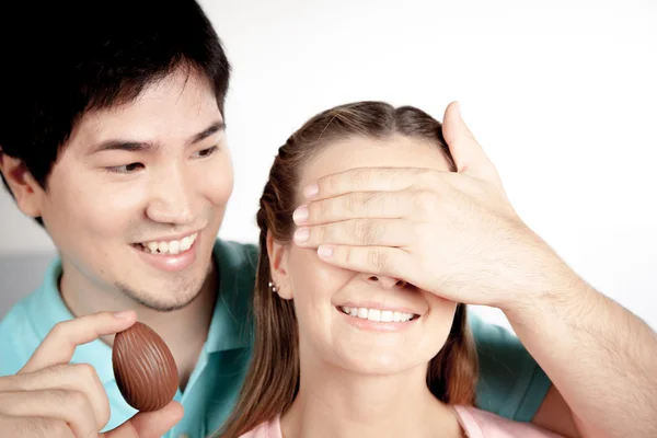 Hombre dando a su novia un huevo de Pascua —  Fotos de Stock