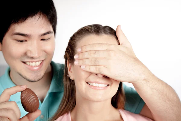 Hombre dando a su novia un huevo de Pascua —  Fotos de Stock