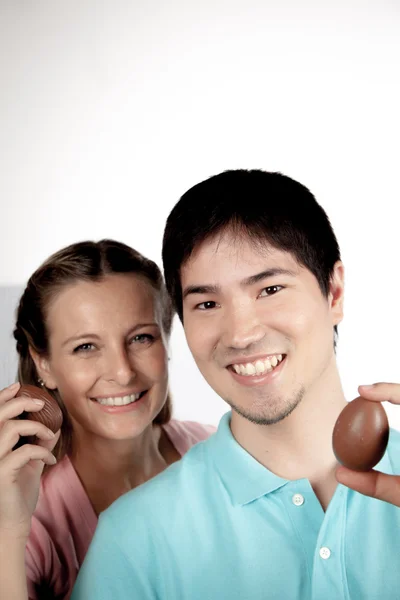 Pareja con huevos de Pascua —  Fotos de Stock