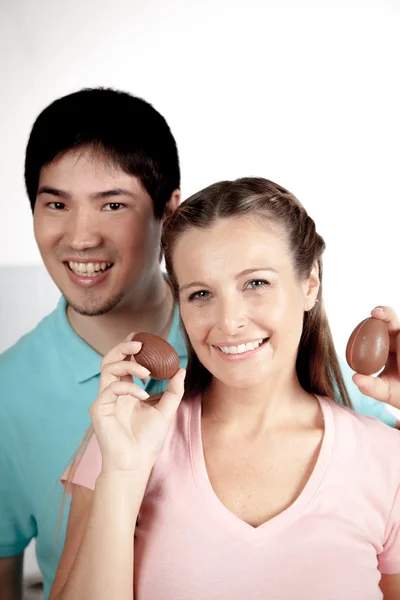 Couple avec oeufs de Pâques — Photo