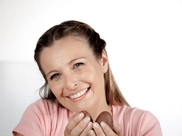 Frau hält Osterei in der Hand — Stockfoto