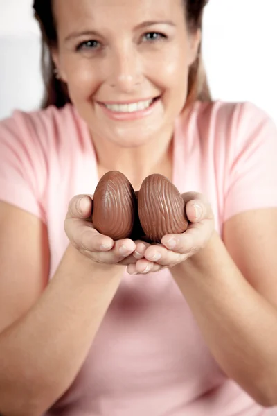 Mujer sosteniendo un huevo de Pascua —  Fotos de Stock