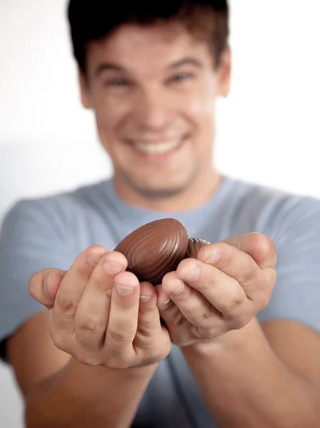 Hombre sosteniendo huevos de Pascua —  Fotos de Stock