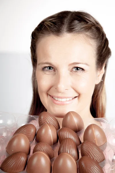 Mujer sosteniendo huevos de Pascua —  Fotos de Stock