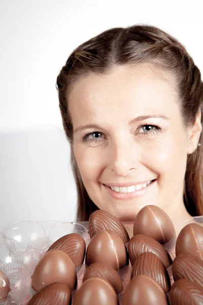 Mujer sosteniendo huevos de Pascua —  Fotos de Stock