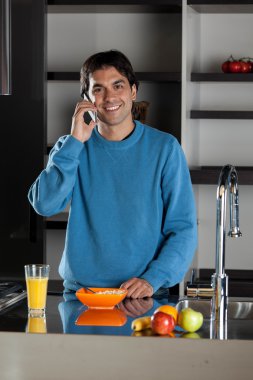 Adam konuşan telefon breackfast 
