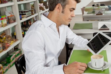 adam bir kahve içme