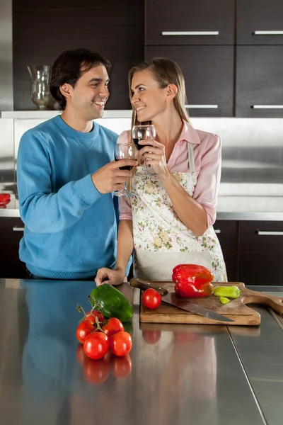 Casal olhando para si mesmo — Fotografia de Stock