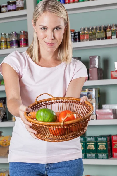 Woman shopping vegetables — Stock Photo, Image