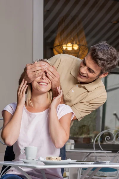 Man gives his girlfriend a surprice — Stock Photo, Image