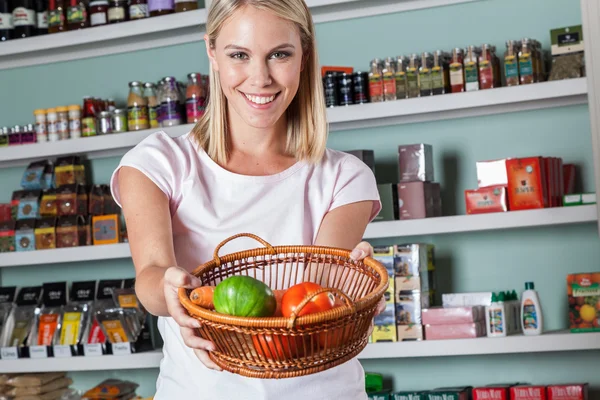 Frau kauft Gemüse ein — Stockfoto