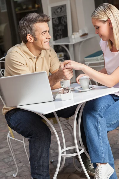 Par förälskade dricka kaffe — Stockfoto