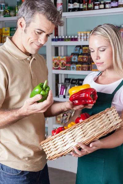 Mann kauft Gemüse ein — Stockfoto