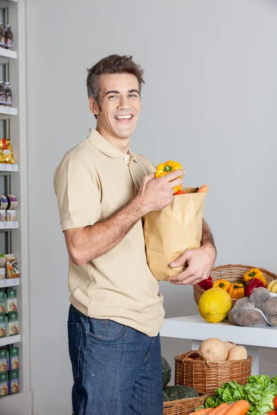 Mann kauft Gemüse ein — Stockfoto