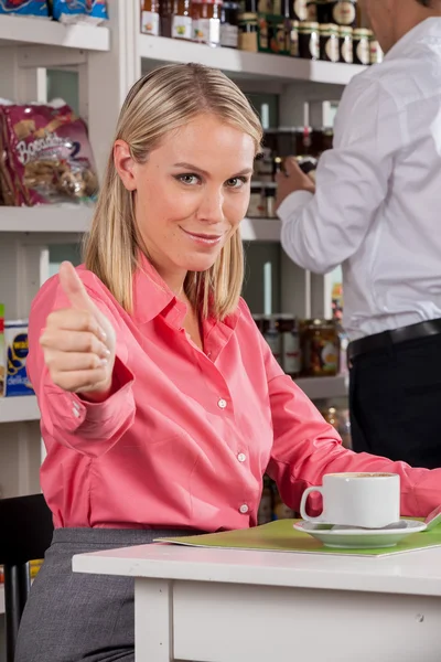 Frau trinkt einen Kaffee — Stockfoto