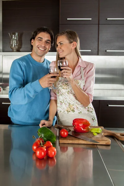 Casal fazendo um brinde — Fotografia de Stock