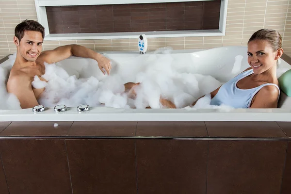 Casal tomando um banho — Fotografia de Stock