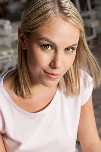 Schönes Mädchen, das eine Pause einlegt — Stockfoto