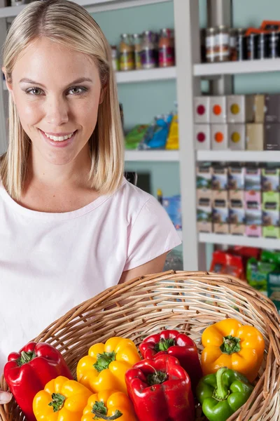 Frau kauft Gemüse ein — Stockfoto